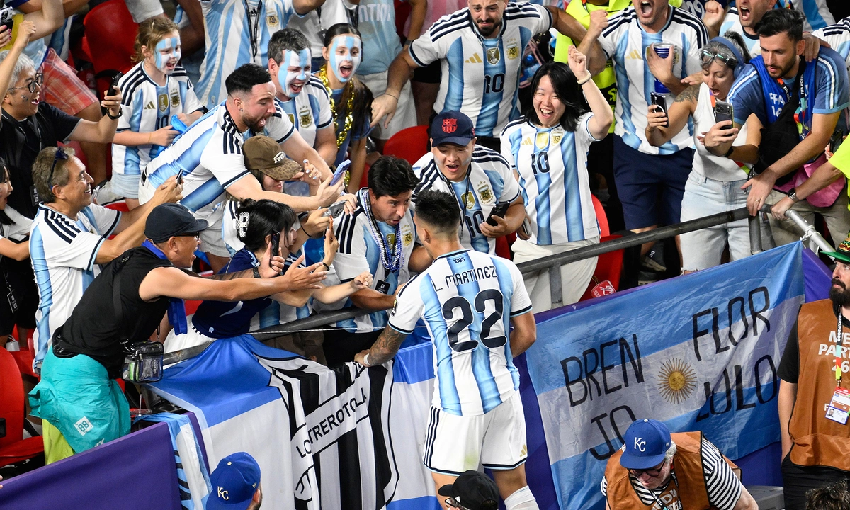 Báo Anh đặt dấu hỏi về việc tiền đạo Argentina thoát thẻ đỏ: góc nhìn mới cho người chơi Việt - hình ảnh - playak168.com Báo Anh đặt dấu hỏi về việc tiền đạo Argentina thoát thẻ đỏ: góc nhìn mới cho người chơi Việt - hình ảnh - playak168.com
